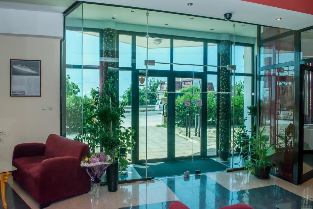 וארנה Ellinis Hotel מראה חיצוני תמונה